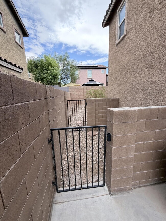 Building Photo - 3 bd 2.5 bath with LOFT