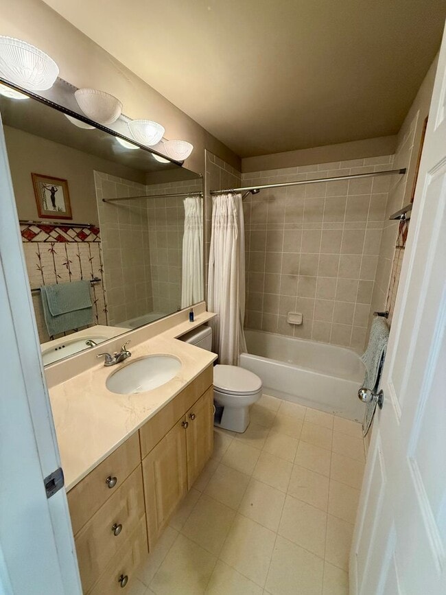 Building Photo - $2,7500 / 2 bedroom, 2 bath - Kona Sea Ridge Condo