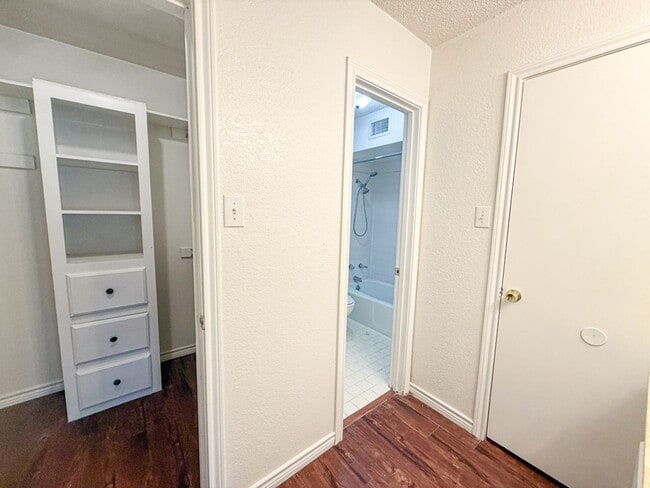 Building Photo - 612-614 Towne House Ln