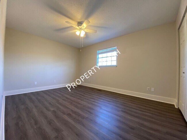 Building Photo - 4727 Tessie Ln