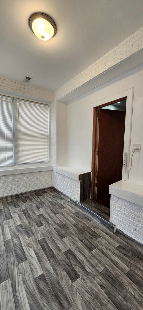 Building Photo - 1453 N Lotus Ave