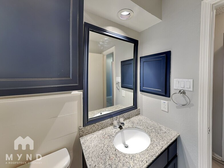 Building Photo - 837 Collins Blvd