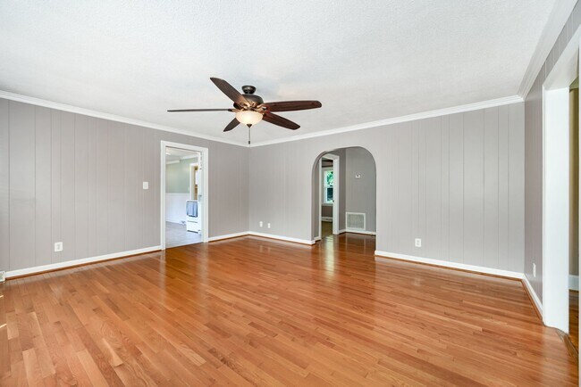 Building Photo - Three Bedroom Farmhouse with LARGE Bonus Room