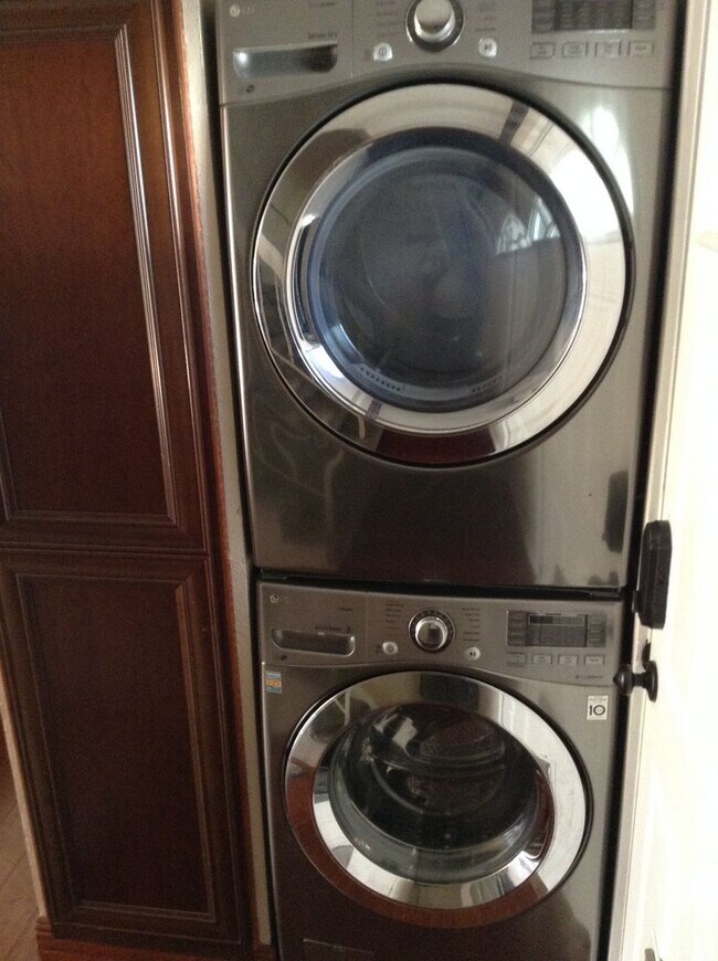 Building Photo - Stunning Townhouse on Mission Boulevard of Fremont