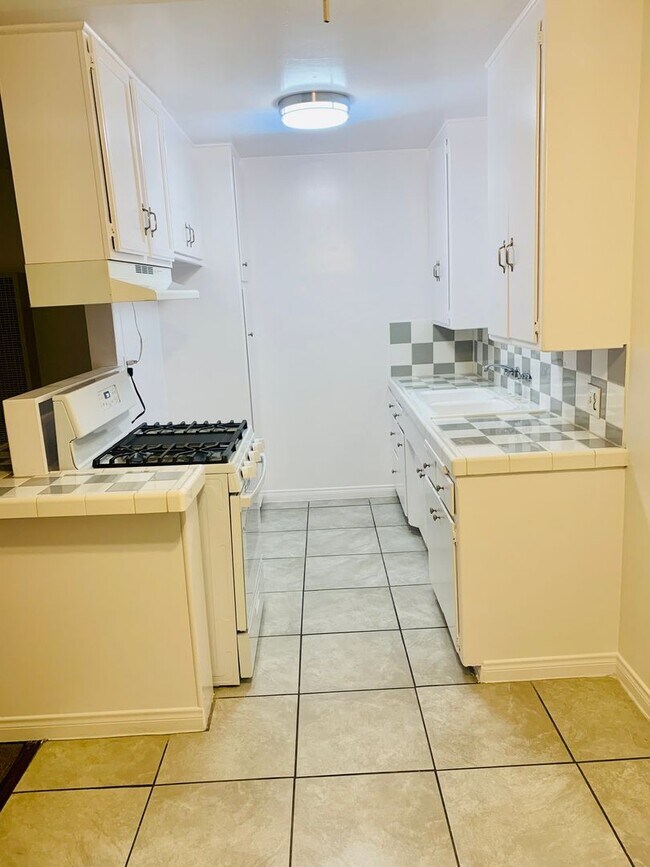 Building Photo - Cheerful and Spacious 1bd/1bth Upstairs Unit