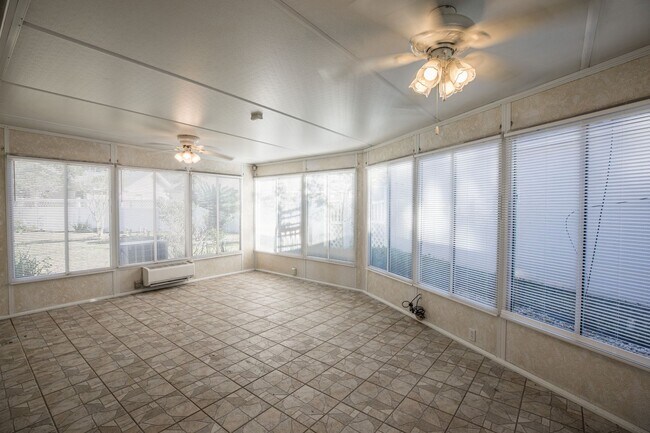 Building Photo - HIllcrest