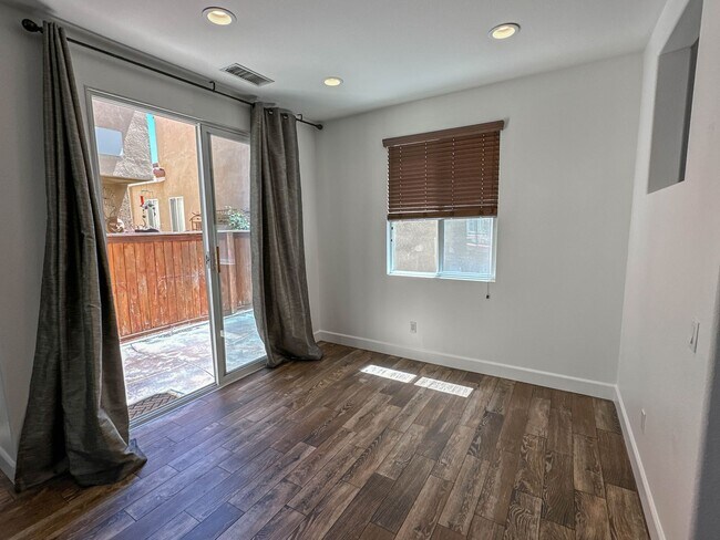 Building Photo - 3 Bedroom Home for Rent in Valencia!