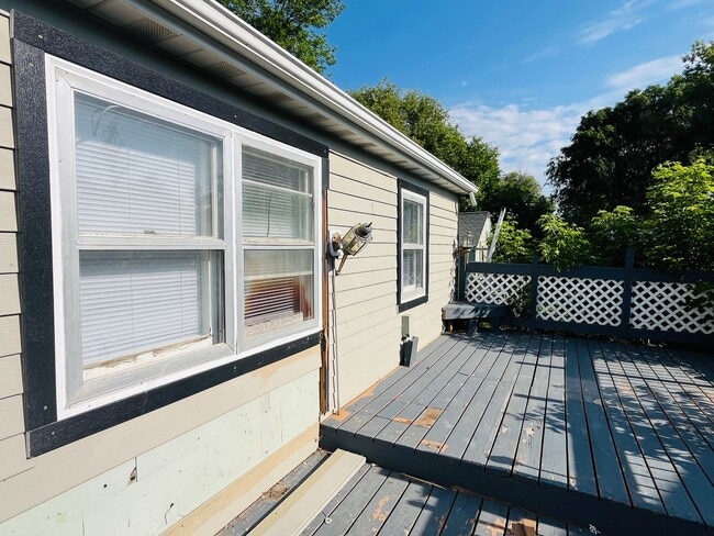 Building Photo - 4 bed 2 bath home with 4 car shop