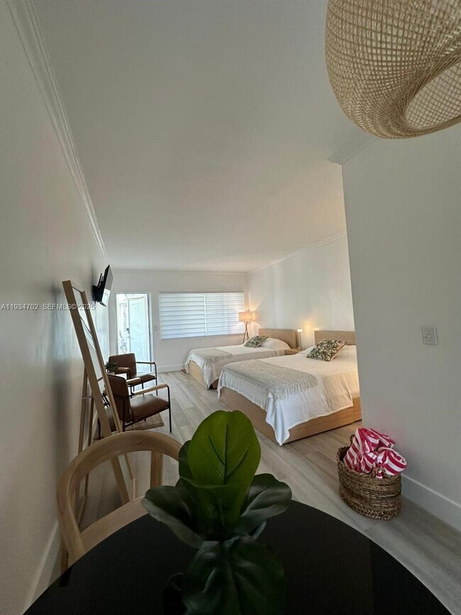 Building Photo - 1840 James Ave