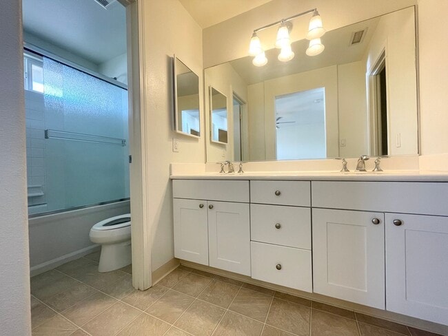 Building Photo - 3 BD/ 3 BA Townhome W/ Solar- Available no...