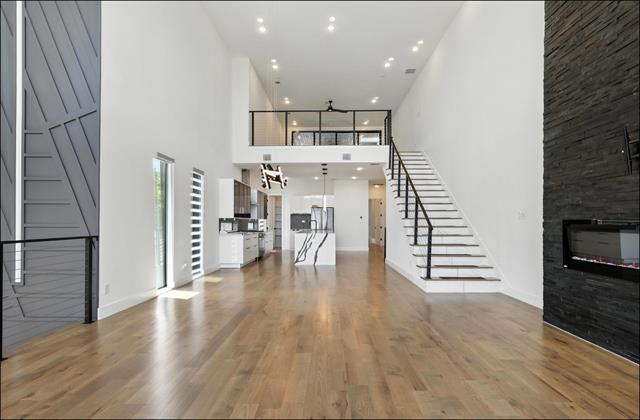 Building Photo - 3523 N Versailles Ave