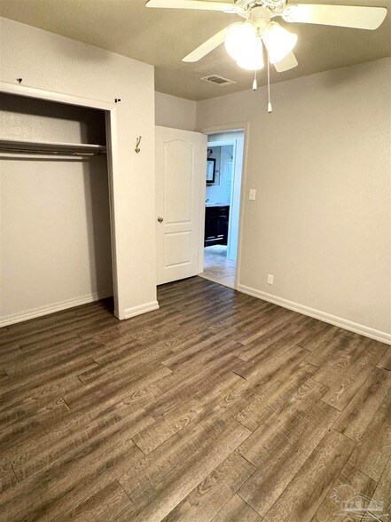 Building Photo - 1010 Hawthorn Dr