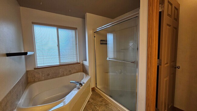 Building Photo - Large 4 Bed Home in Yelm