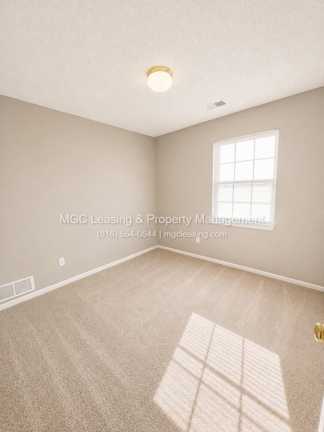 Building Photo - 4605 NE Whispering Winds Dr