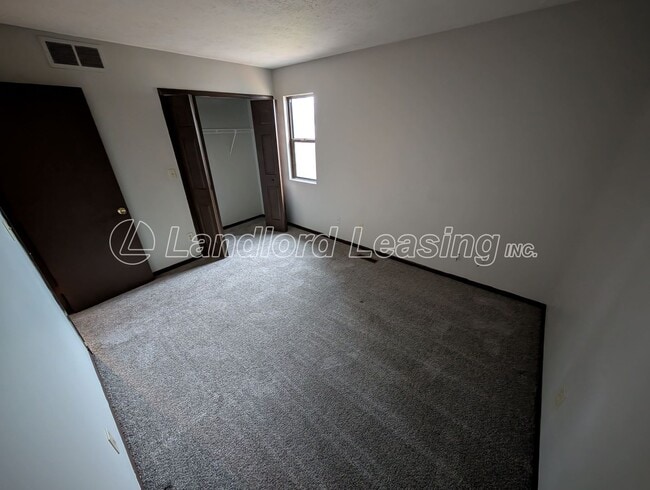 Building Photo - Spacious Townhome with Vaulted Ceilings, Fireplace & Garage