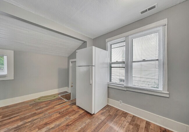 Building Photo - 820 Charleston St