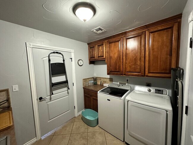 Building Photo - 1205 Alma Dr