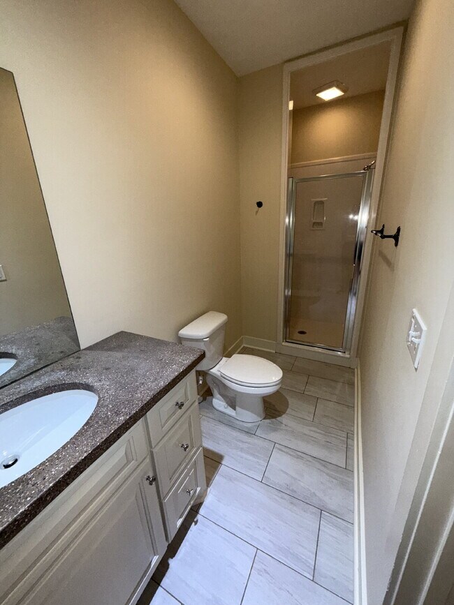 Building Photo - 712 Park Dr