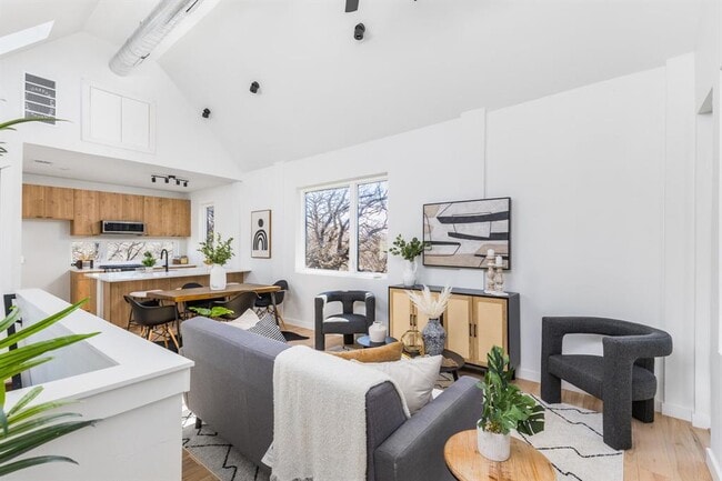 Building Photo - 1205 Perez St