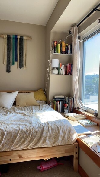 Building Photo - 1915 24th Ave S