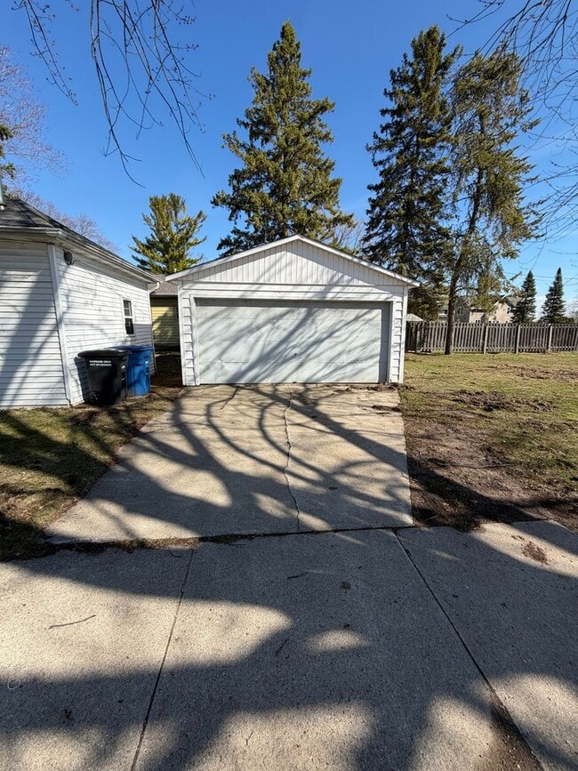Building Photo - 2-Bedroom 1-Bathroom Single Family Home