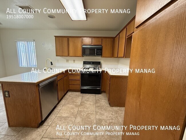 Building Photo - 2277 Oak Ave