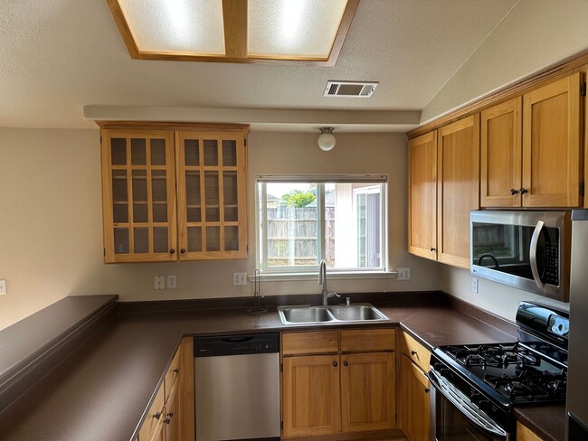 Building Photo - Sunny 3 Bedroom, 2 full bath w/Solar and B...