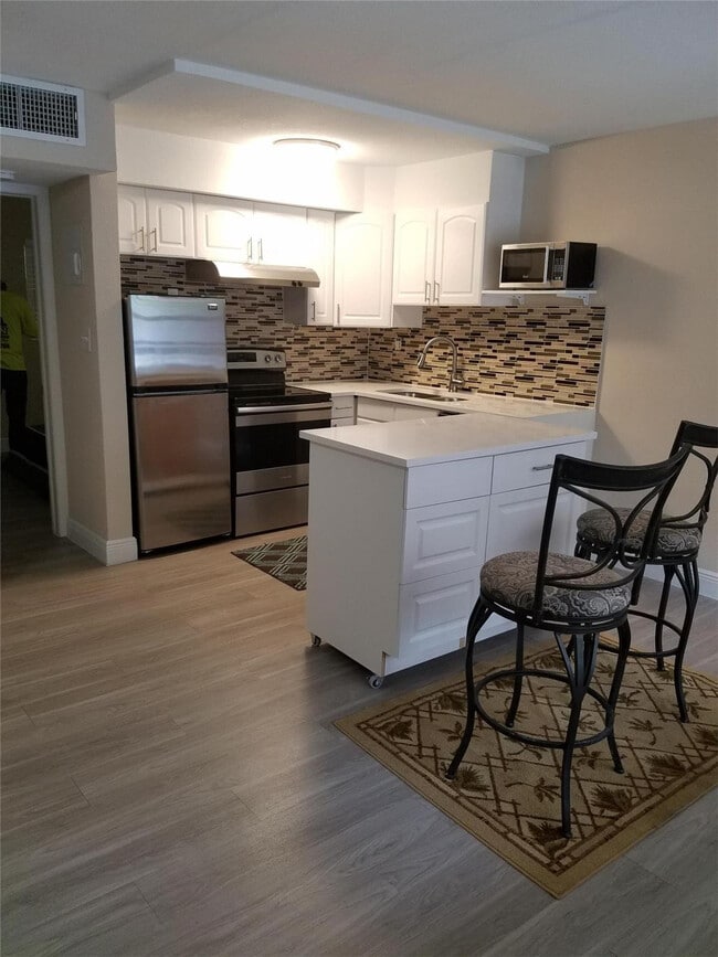 Primary Photo - 1020 NE 17th Way