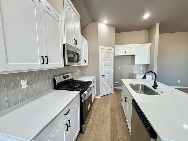 Building Photo - 5900 SW Desert Ave