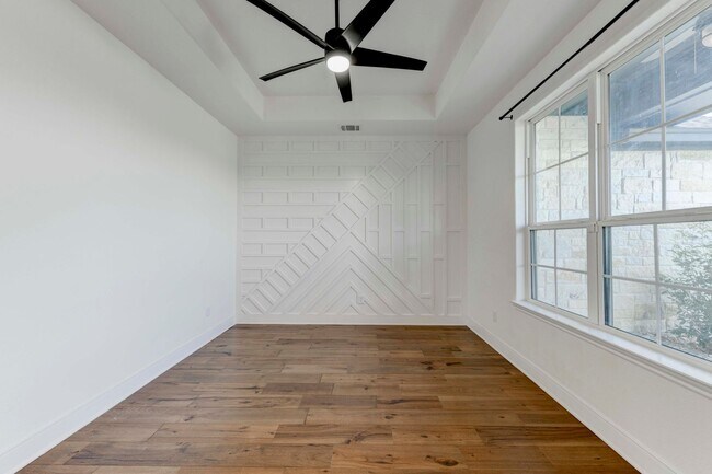 Building Photo - AVAILABLE NOW!