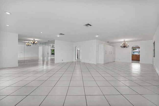 Building Photo - 2427 Sea Island Dr