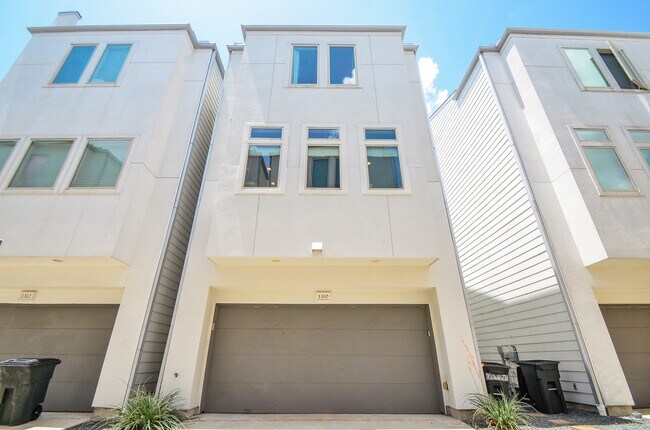 Building Photo - 1310 Delano St