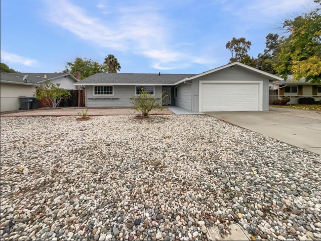 Building Photo - 5921 Hillsdale Blvd