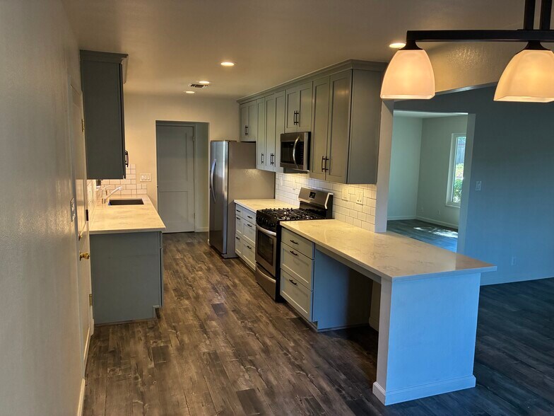 Building Photo - 8375 Acorn Dr