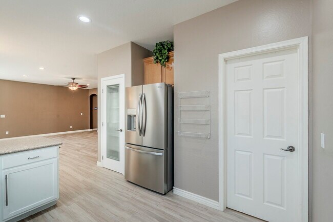 Building Photo - 2407 W Fawn Dr
