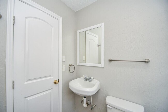 Building Photo - 2722 Wroxton Rd
