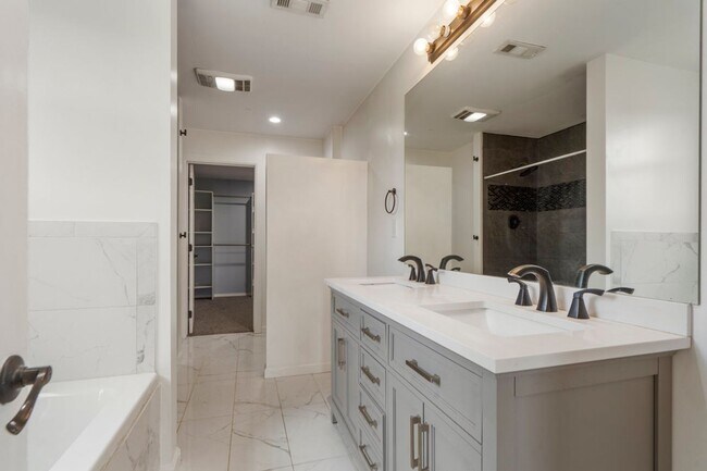 Building Photo - Modern Comfort on 1 Acre in Coweta – Available Now!