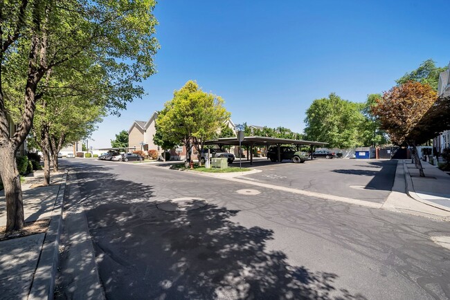 Building Photo - Awesome Townhome in Iverness Square in Murray