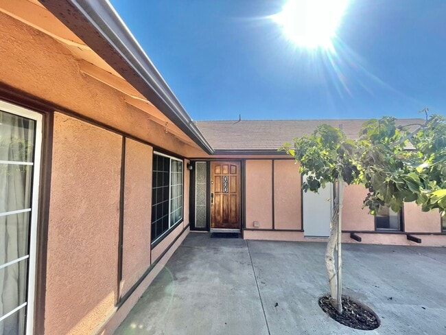 Building Photo - Spacious 3 Bed 2 Bath House w/ Central A/C...