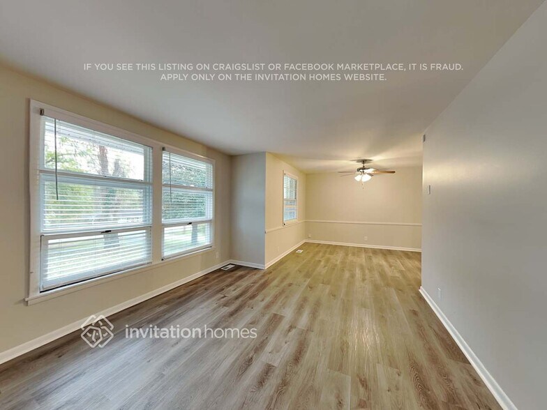 Building Photo - 562 Whispering Hills Dr