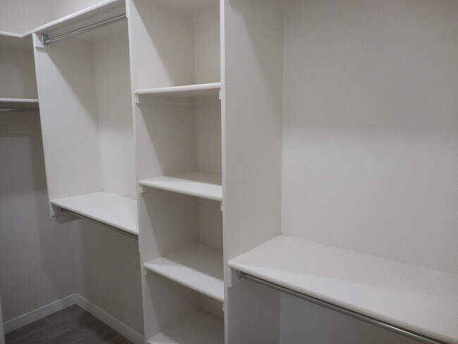 Building Photo - 213 Epsom Dr