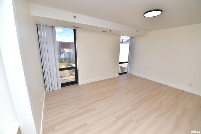 Building Photo - 123 SW Jefferson Ave