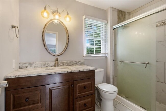 Building Photo - 208 Greenbriar Dr