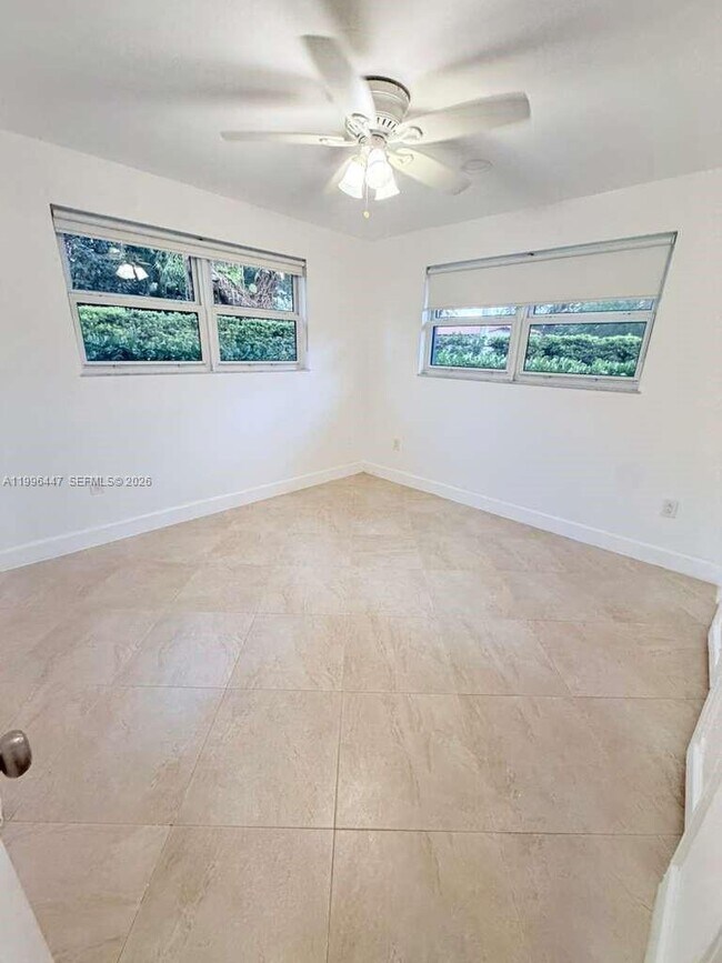 Building Photo - 325 NE 131st St