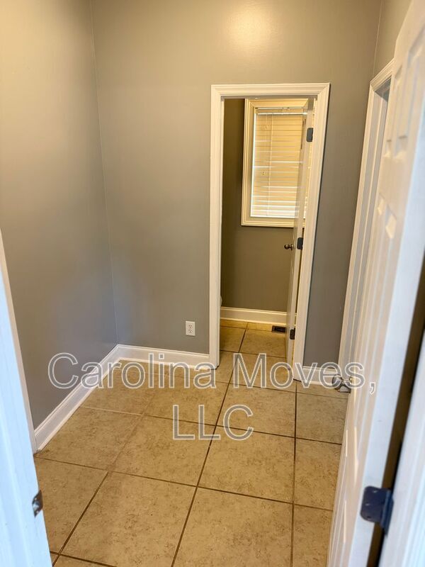 Building Photo - 2208 Howlong Ave