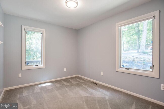 Building Photo - 1619 Summit Dr