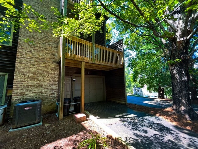 Building Photo - Beautiful 3-story 2 bedroom, 2 1/2 bathroom townhome in Winston Salem
