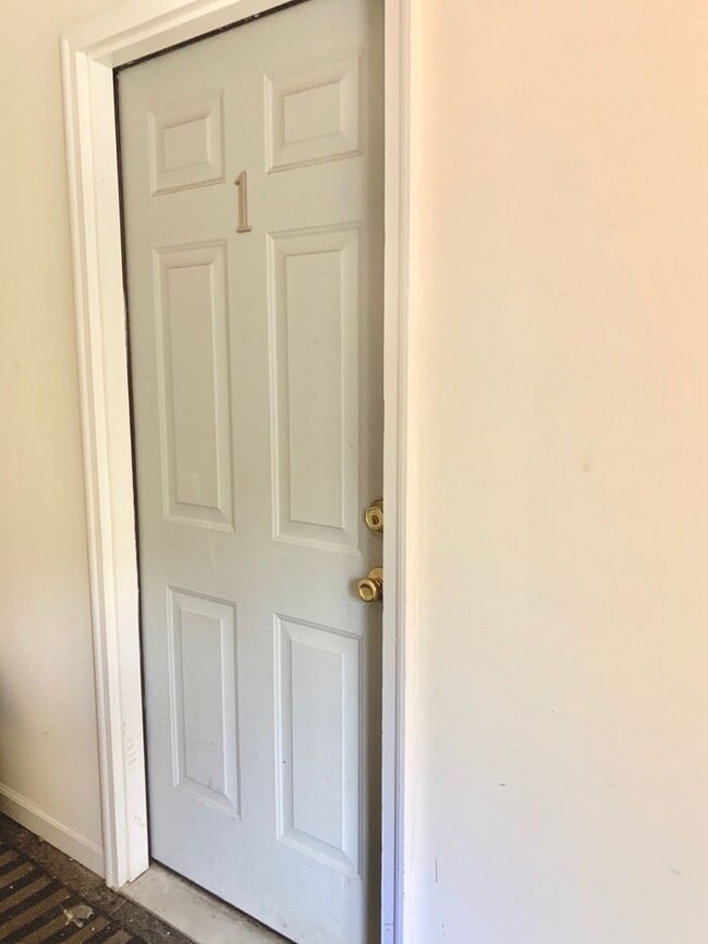 Building Photo - ONE BED APT, available August 2026! Located just south of downtown!