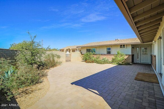 Building Photo - 6518 E Sunnyside Dr