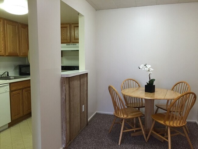 Building Photo - 912 S Forest Ave